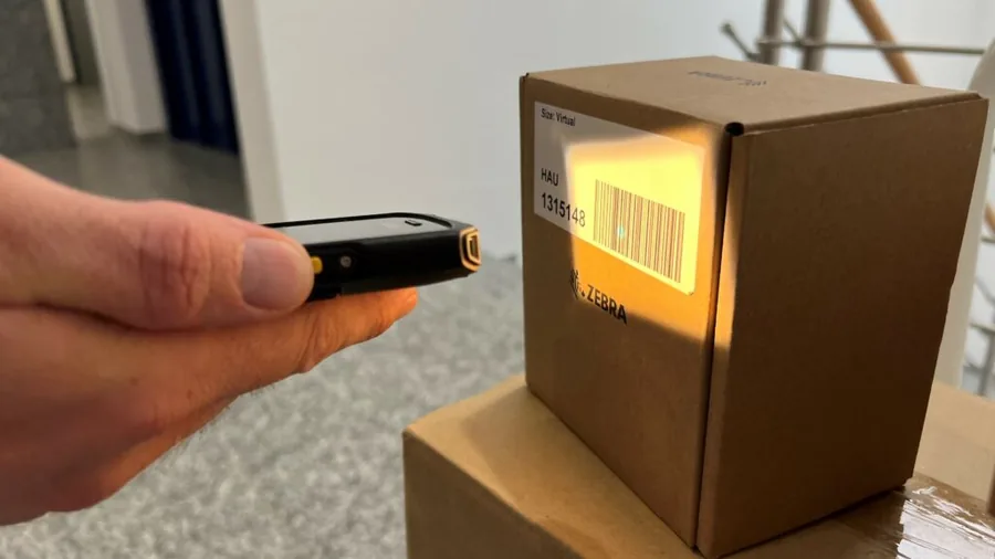 Scanner di codici a barre legge un pacco